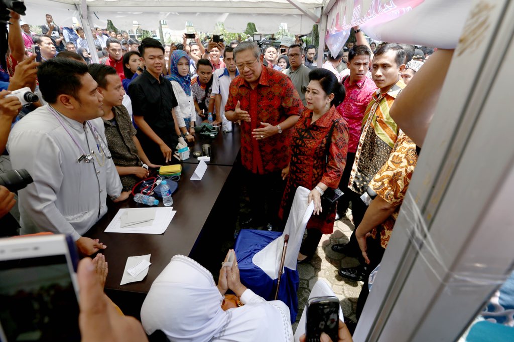 SBYudhoyono's tweet photo. Melanjutkan #SBYTourdeJava SBY &amp; Ibu Ani kunjungi bakti sosial di Alun-alun Ciamis &amp; disambut meriah warga sekitar https://t.co/hvz4VV0rut