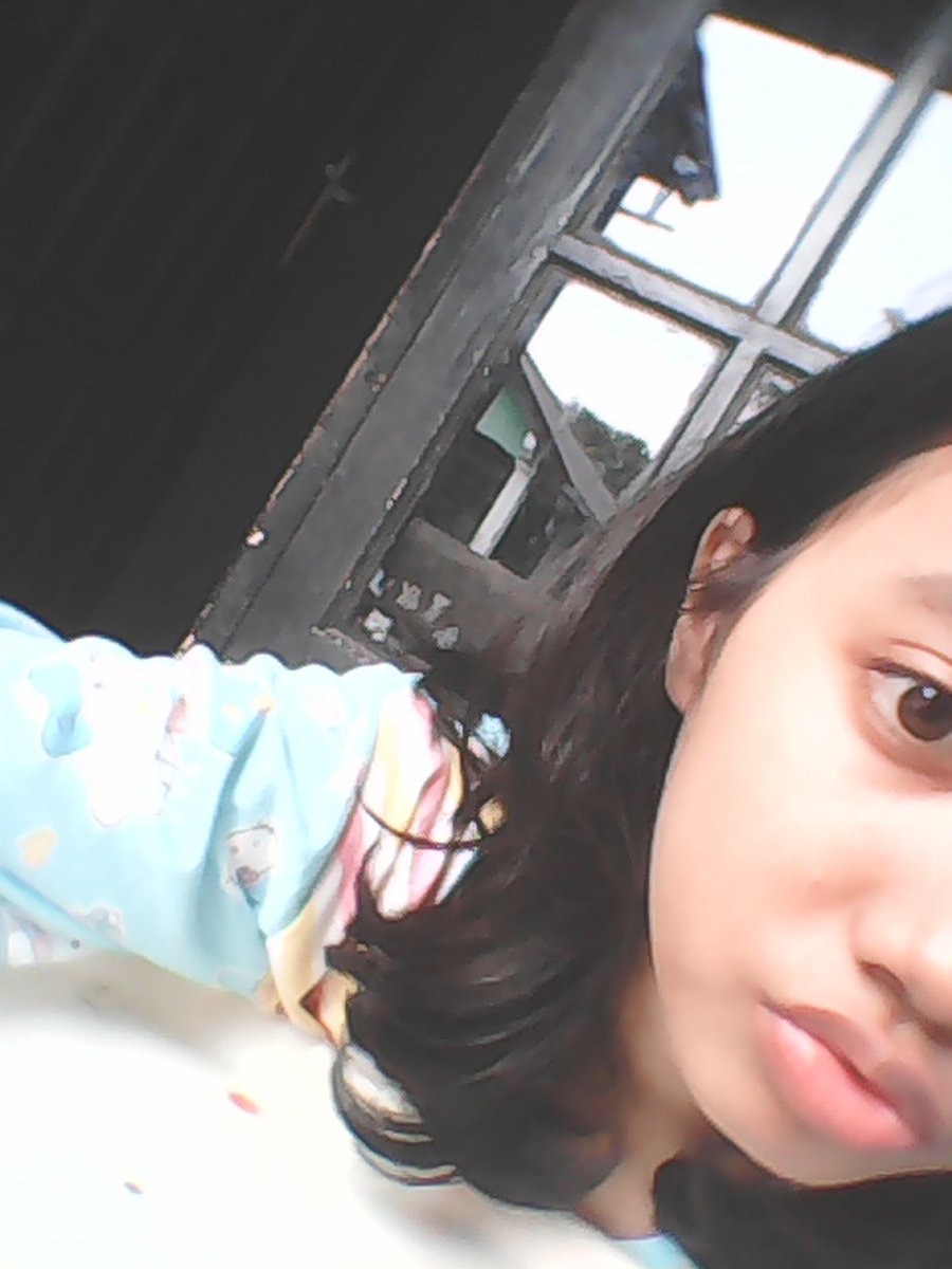 Mukanya melas amat neng??😂😂😝 abis diapain lu??wkswkwks😄😂😜😘