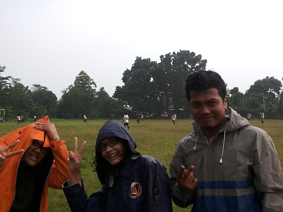 MikatGeodesi's tweet photo. pertandingan final antara 2015 vs 2013 ditemani hujan yg cukup syahdu #porgeodesi #mikat2015 #sepakbola https://t.co/PM9ZkVZmp9