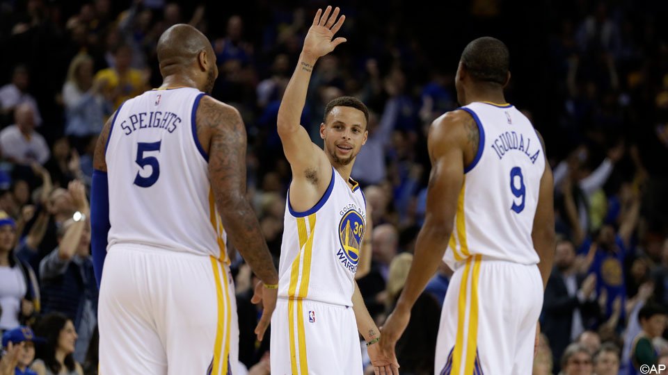 Crazy! <a href="/StephenCurry30/">Stephen Curry</a> scoort weer vanaf eigen helft 🏀🔥sporza.be/permalink/1.25… #NBA