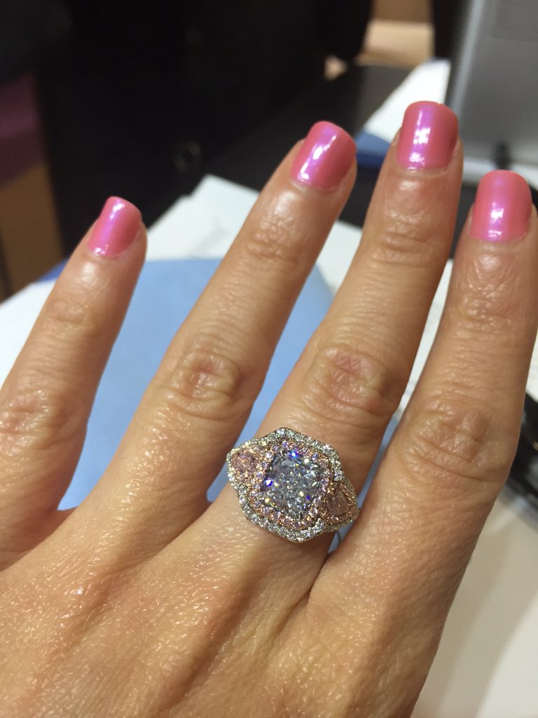 GardenDiamonds's tweet photo. #fancyBlueDiamond #investment #fineWorkmanship these gorgeous diamonds are half as old as our solar system. https://t.co/f7Cdi8v7lL