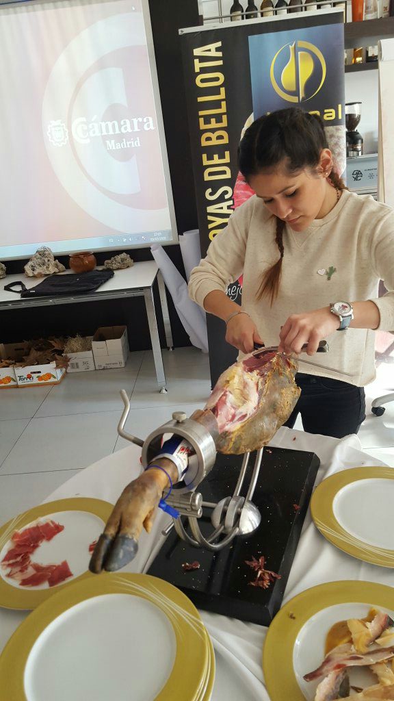 patriym31's tweet photo. Corte de Jamón en @IFEhosteleria #maestresala #ifecamara #jamoniberico https://t.co/Rg7iqxj6qQ
