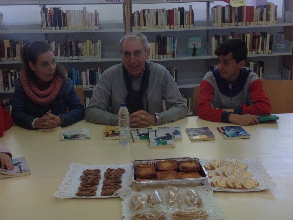 epdlsevilla's tweet photo. Pestiños y torrijas lectoras para Eliacer Cansino y el chico de las manos azules en @epdlcastil @epdlsevilla https://t.co/I5cSai92z2