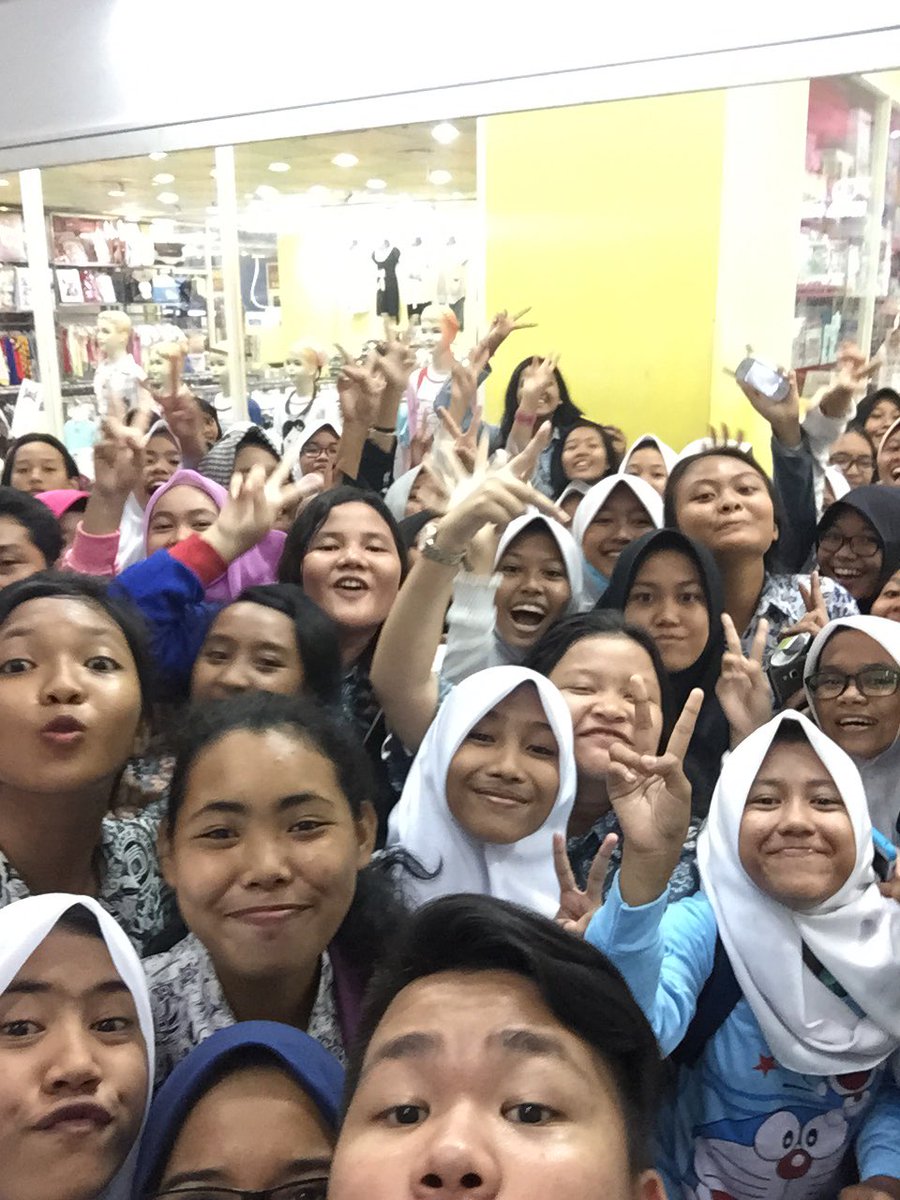TeukuRyz's tweet photo. Makasih temen temen yg tadi udah nyempetin dateng ke detos :)) https://t.co/5GBuASB24i