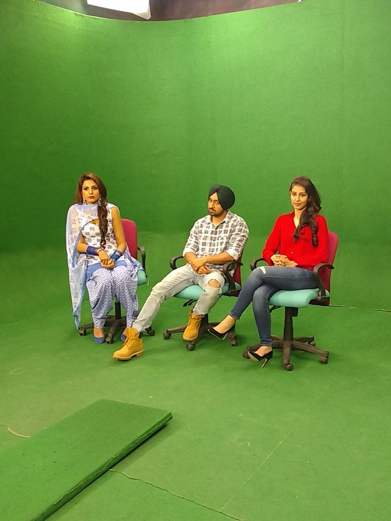 News18Showsha's tweet photo. .@diljitdosanjh and team of #Ambarsariya is in our studio. https://t.co/tWvTJtFhK6