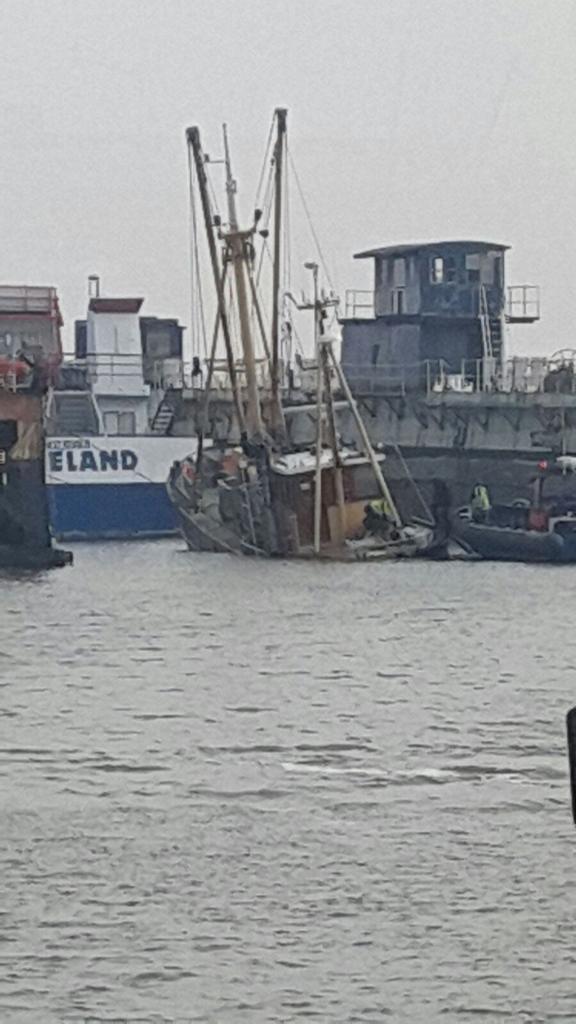 demarnenieuwsnl's tweet photo. Garnalenkotter gezonken in dok #Lauwersoog. https://t.co/rpDhfoMthv https://t.co/xu8Zo4bkiA