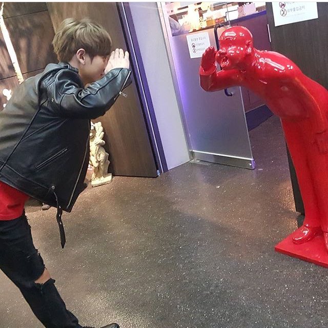 ohseyeol's tweet photo. Chanyeol Sehun instagram update ดูท่าทางจะชอบหุ่นตัวนี้กันมากเลยนะคะ 😜 https://t.co/J1S8rM2kmz