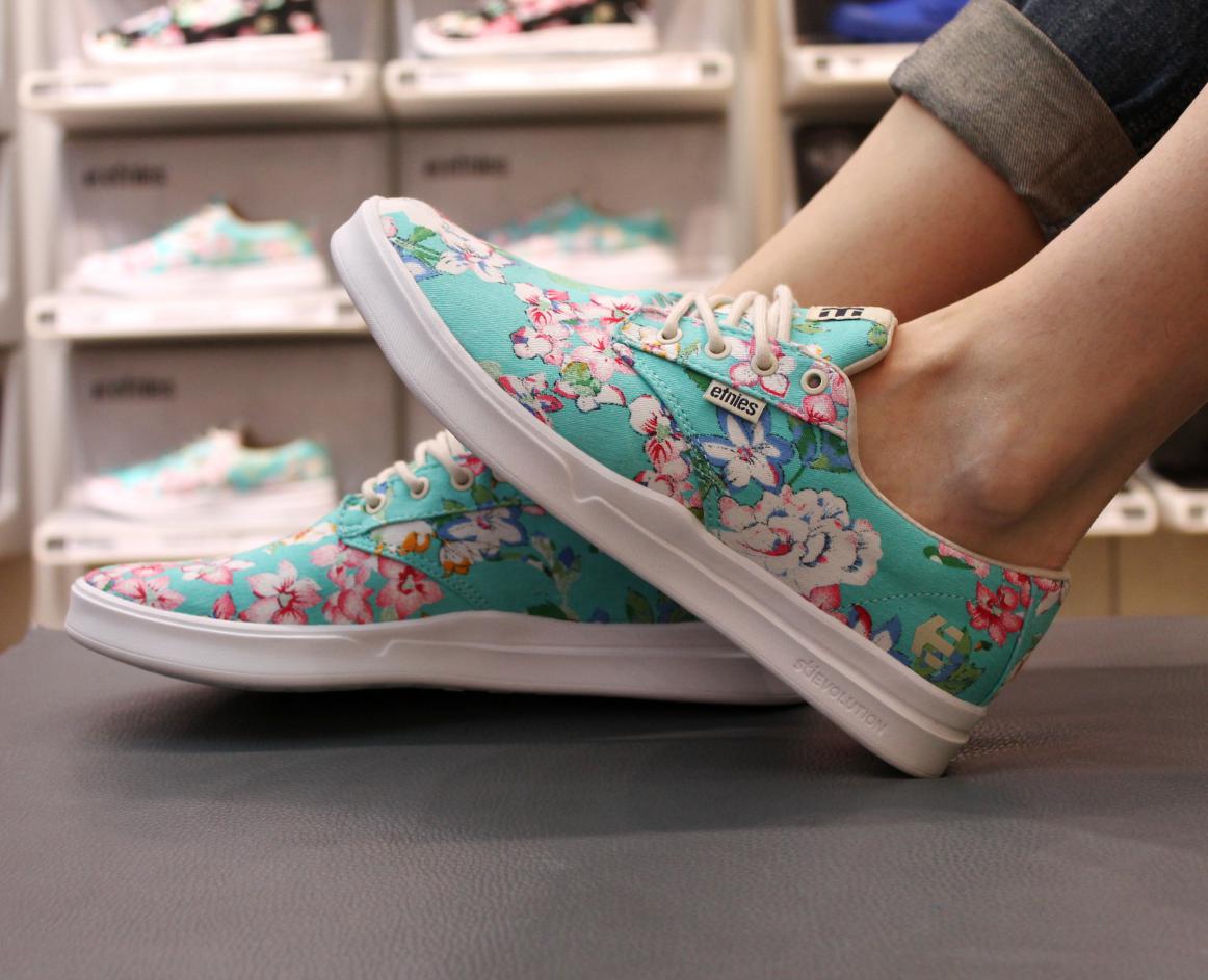 UrbanStorecz's tweet photo. Flower motivy letos budou v kurzu, už jste si pořídili? Nezapomeňte kód "JARNIOBUTI"  na 20% slevu. #jarniobuti https://t.co/UGWdAlYSee