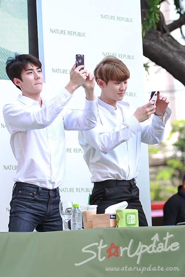 mdzlhcy_'s tweet image. ความชานฮุน ถ่ายแฟนคลับก็ต้องถ่ายเหมือนกัน ถ่ายรูปก็ต้องที่เดียวกัน ท่าเดียวกัน แหม่55555555555555555555555555 😂😂😂