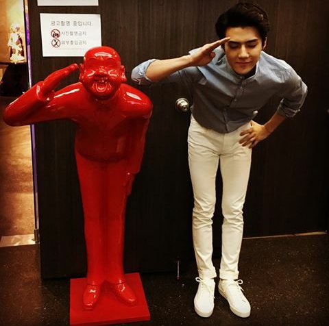 mdzlhcy_'s tweet image. ความชานฮุน ถ่ายแฟนคลับก็ต้องถ่ายเหมือนกัน ถ่ายรูปก็ต้องที่เดียวกัน ท่าเดียวกัน แหม่55555555555555555555555555 😂😂😂