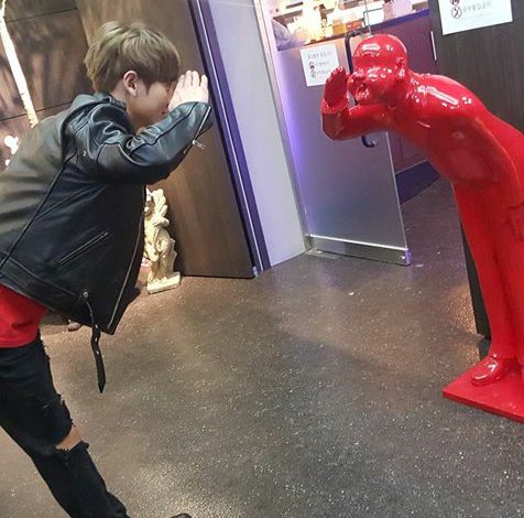 mdzlhcy_'s tweet image. ความชานฮุน ถ่ายแฟนคลับก็ต้องถ่ายเหมือนกัน ถ่ายรูปก็ต้องที่เดียวกัน ท่าเดียวกัน แหม่55555555555555555555555555 😂😂😂