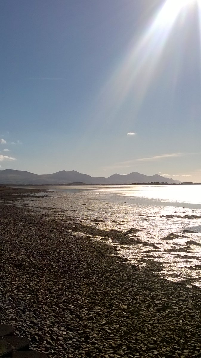 SianWilliamsNRW's tweet photo. Diwrnod bendigedig o wanwyn heddiw! Amazing spring weather today! #Foryd #Caernarfon @DerekTheWeather @ruthwignall https://t.co/AYjeP36Owg