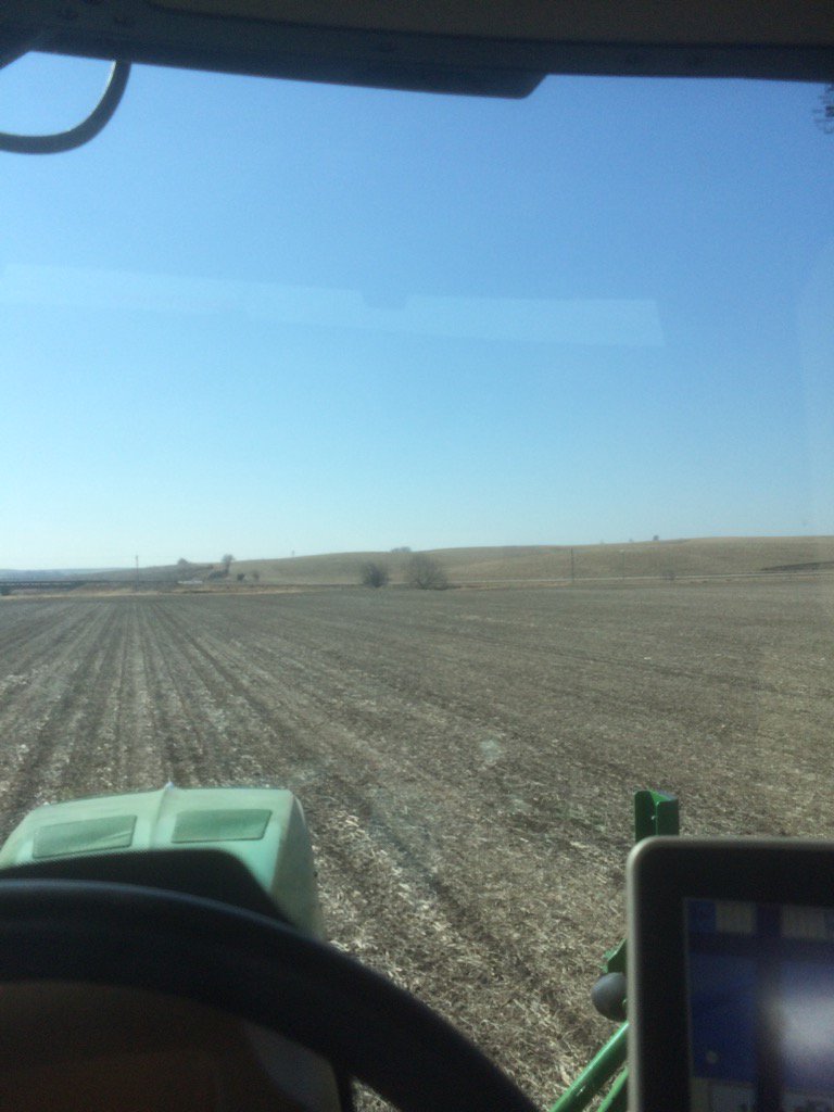 Cole_Larsen24's tweet photo. Spreading that fertilizer 💪🏻🌽🇺🇸 https://t.co/IzFLKp0BAI