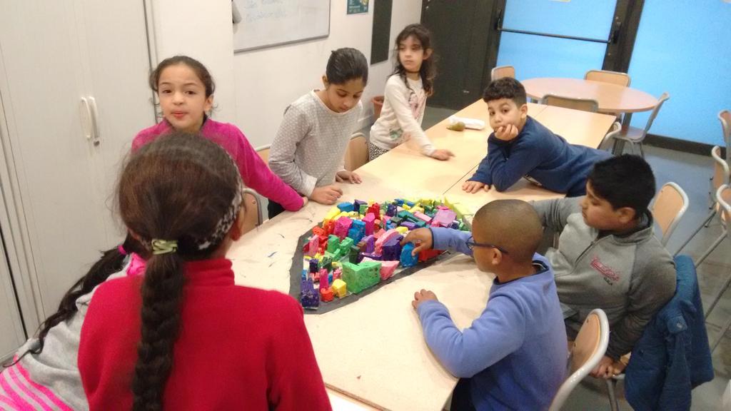 xarxaomnia's tweet photo. Comença el taller #ravalKids al P. Òmnia del Raval @espaitecnologic #xarxaòmnia https://t.co/9DQWH8DUAZ