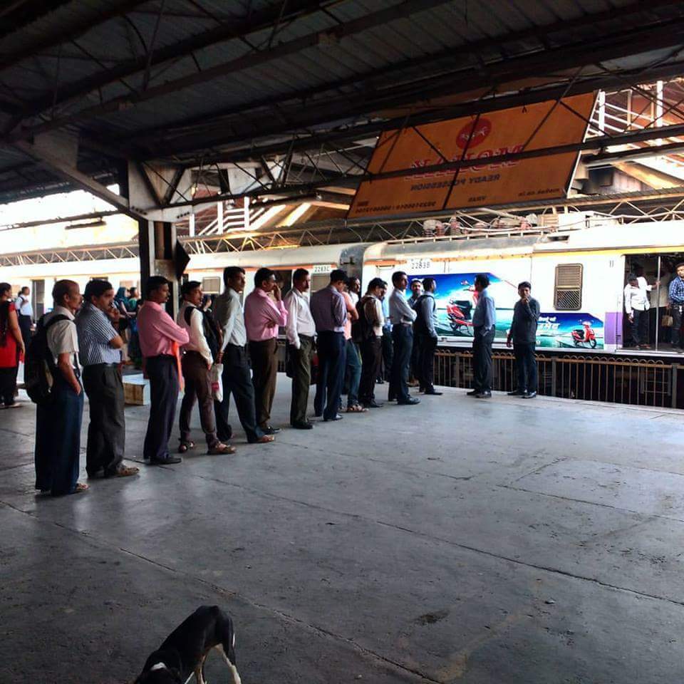 darryl_edison's tweet photo. Good to see such line at Railway 🚂 station 🚉 waiting for trains hope it's followed everywhere @sureshpprabhu https://t.co/a0iWajuLII