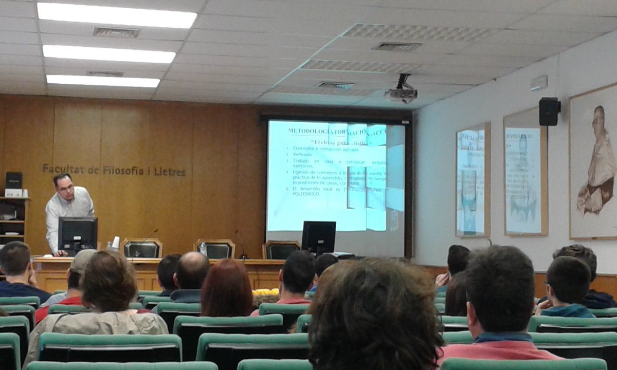AngelsDomenech's tweet photo. @ToniMaPuche presenta @Deleite_Ua jornada salidas profesionales #Geografia @LletresUA @geografoscv @GEAgeografosua https://t.co/wTGJCLUngF