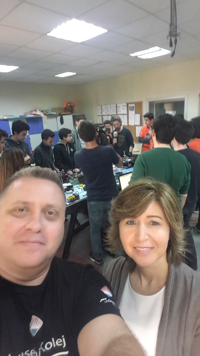 Fotoğraftaki hanımefendinin tam 10 takımı FLL Türkiye finallerinde.
Bu 1 rekor.
<a href="/ebozkan/">Emine Bozkan</a> 1 tanesin.
<a href="/bahcesehir_k12/">Bahçeşehir Koleji</a>