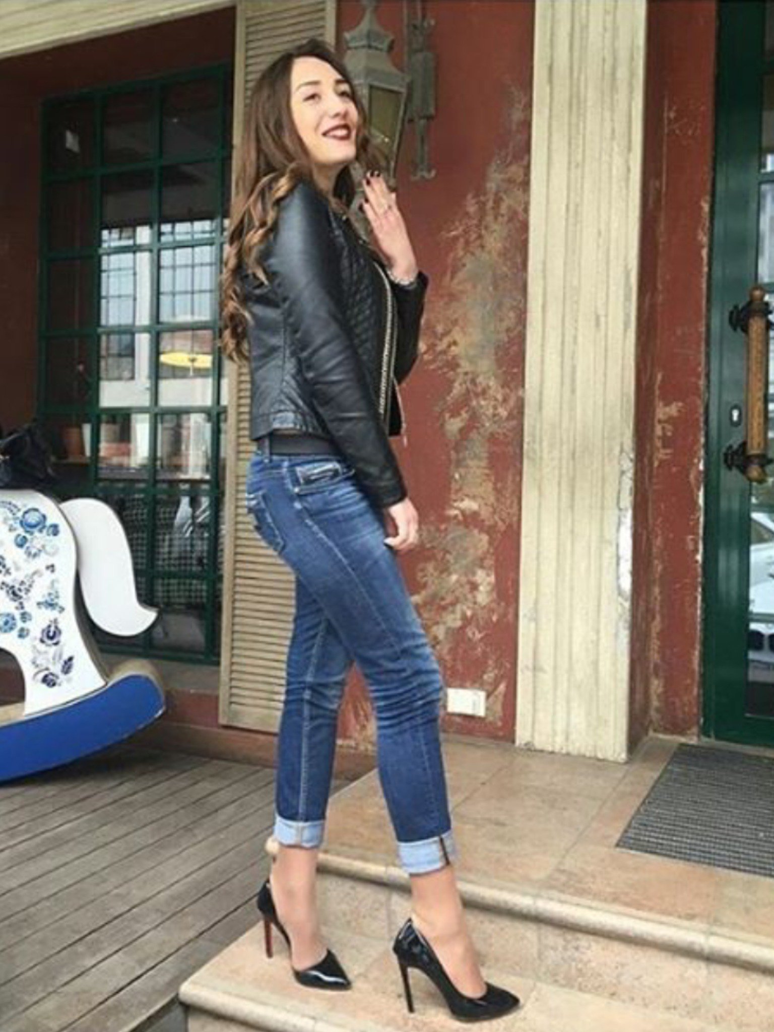 Skinny jeans and black heels. A winning combo! : r/MenInHeels