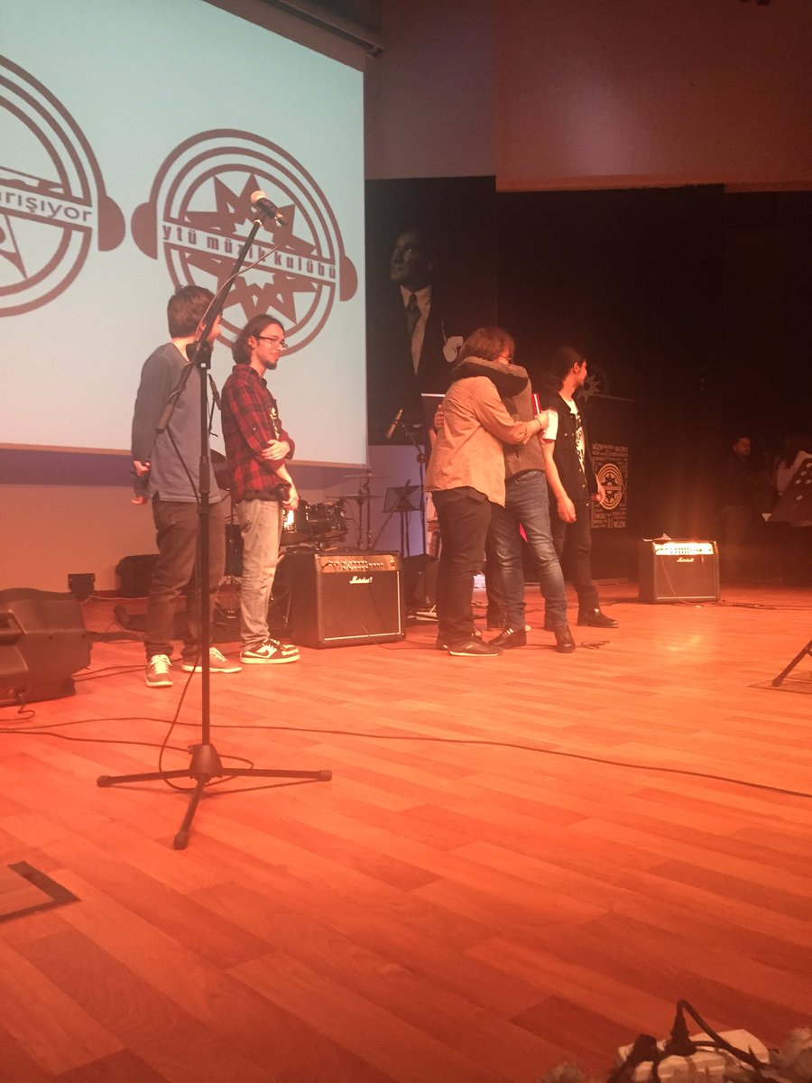 SEYİRCİ ÖZEL ÖDÜLÜ SAHİBİ ENOKYAN CEMİL DEMİRBAKAN'LA KUCAKLAŞIYOR 😊