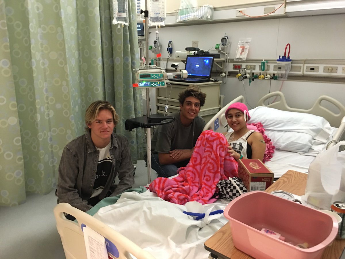 @Daniel_Laraa &amp; <a href="/Josholzz/">J O S H</a> hand out Vans shoes to our young patients. Thank you!! @Vans_66 <a href="/TheEllenShow/">The Ellen Show</a>