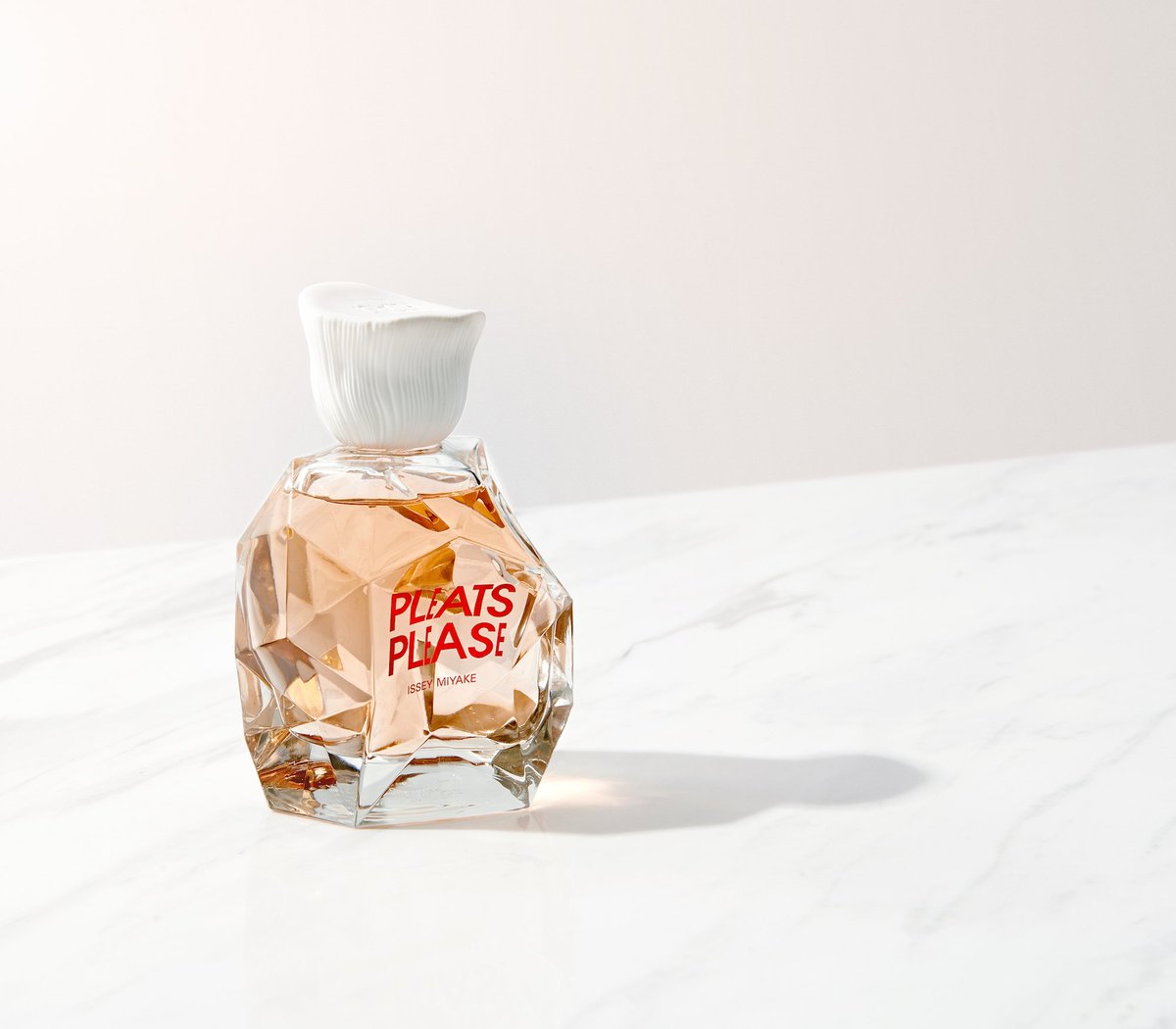 boyneronline's tweet photo. Sıra dışı tasarımı ve etkiliyici tonlarıyla; #PleatsPlease #IsseyMiyake
https://t.co/IK70Zv98bF https://t.co/oAeGcQxaTM