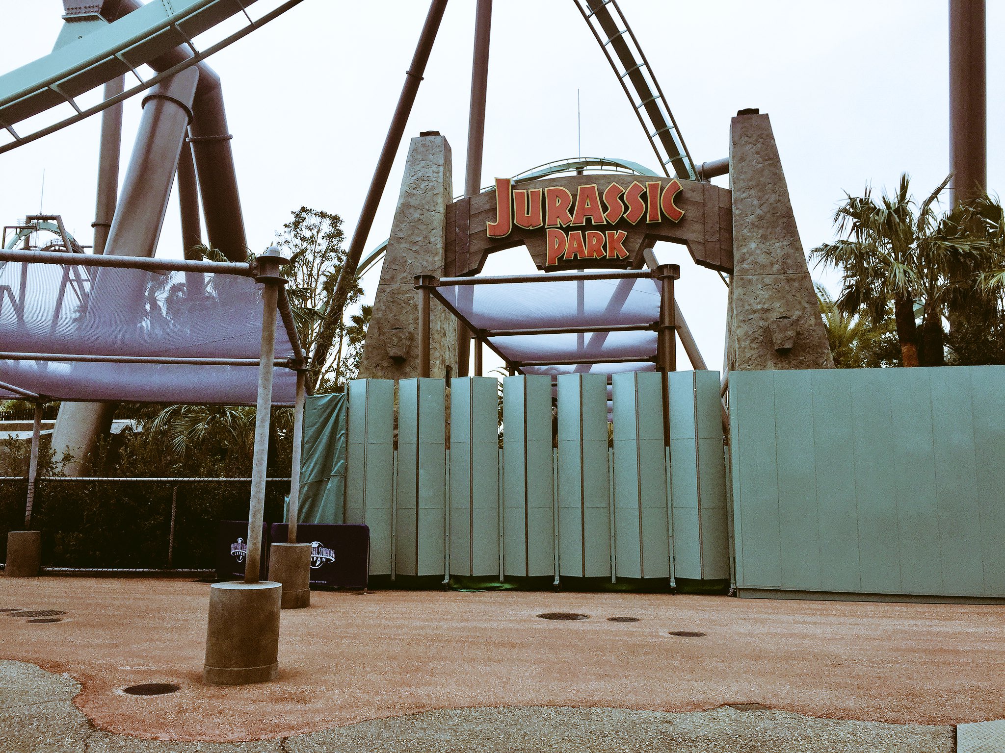 Usj情報局 L C A Studios ジュラシック パーク ゲート付近の防護ネットの支柱 やっぱり少しジャマ 汗 あとゲートをくぐる支柱もアミティ側のものと同様に横に柵が付けられていました ココも歩ける範囲がかなり限られてきそうです Usj フライング