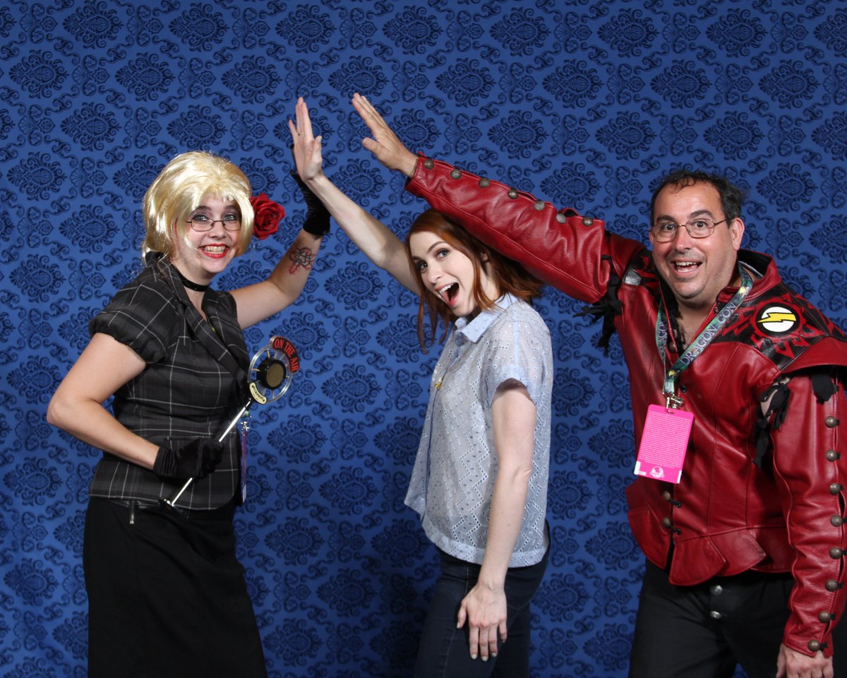 thelongboxguys's tweet photo. We all have bad con pics, I swear I was going for a high five not a nazi salute. Post your best #badconpics #conpics https://t.co/DTH8P08Cuh