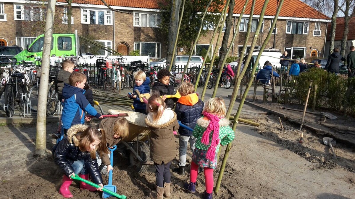 Ondertussen op het schoolplein....wordt er ook hard gewerkt aan de wilgentakken bogen! #ouders #schoolplein