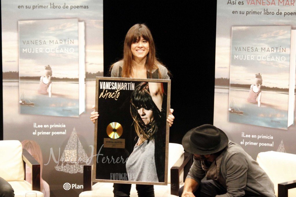 MyiPop's tweet photo. .@vanesamartin_ consigue el Disco de Oro con su último trabajo #Directo: https://t.co/qTaj2TgGxT https://t.co/0yTU0uFzvm
