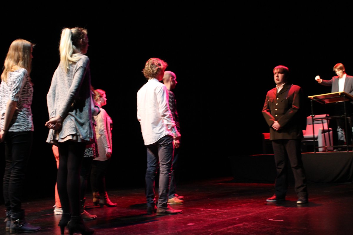 nhtvtheater's tweet photo. Vandaag Première van de Golf! Kaartjes voor vanavond en morgen zijn ook verkrijgbaar aan de kassa! @PodiumBloos https://t.co/fupB6AhPx1