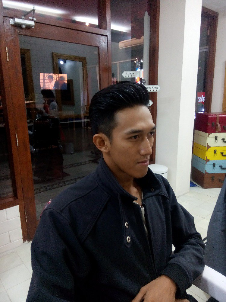 dioramaa's tweet photo. Udah ganteng belom? Niih 😁😁😁
Thank you @urbancut_id https://t.co/nswwijhTtg