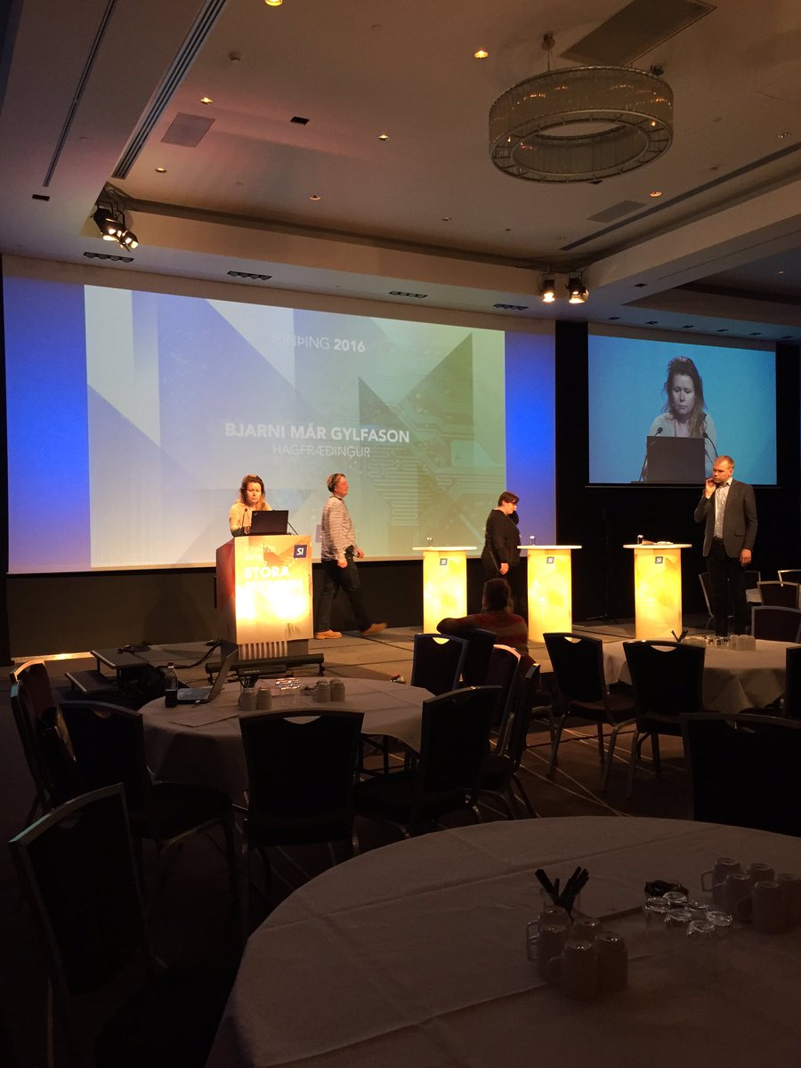 Æfingar fyrir pallborðsumræður á Iðnþingi fóru fram í gær. Þetta þarf að renna vel fyrir gesti.