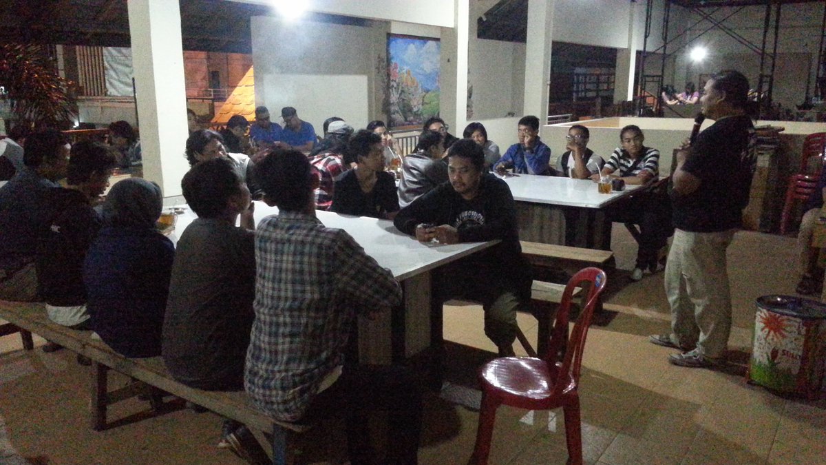 PakemSolo's tweet photo. Sedang berlangsung Diskusi Fotografi di #pakemsolo. Monggo yg berminat lgs merapat. Baru saja dimulai. Gratis kok .. https://t.co/TLnuWclWmP