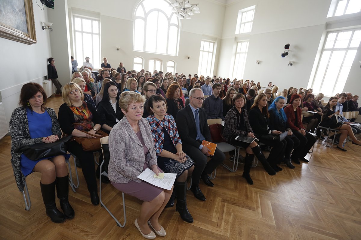 liepajalv's tweet photo. Vidusskolēni #Liepājā prezentē 65 zinātniski pētnieciskos darbus. https://t.co/SqX8GLsPgO https://t.co/wiKRk6pb9P
