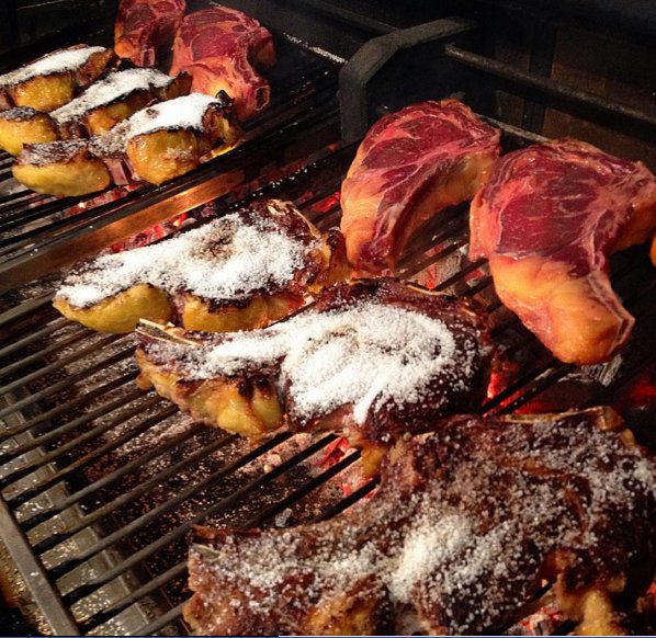 Brasa, sal y fuego, los ingredientes mágicos para asar el txuletón vasco perfecto en #SAGARDICocinerosVascos.