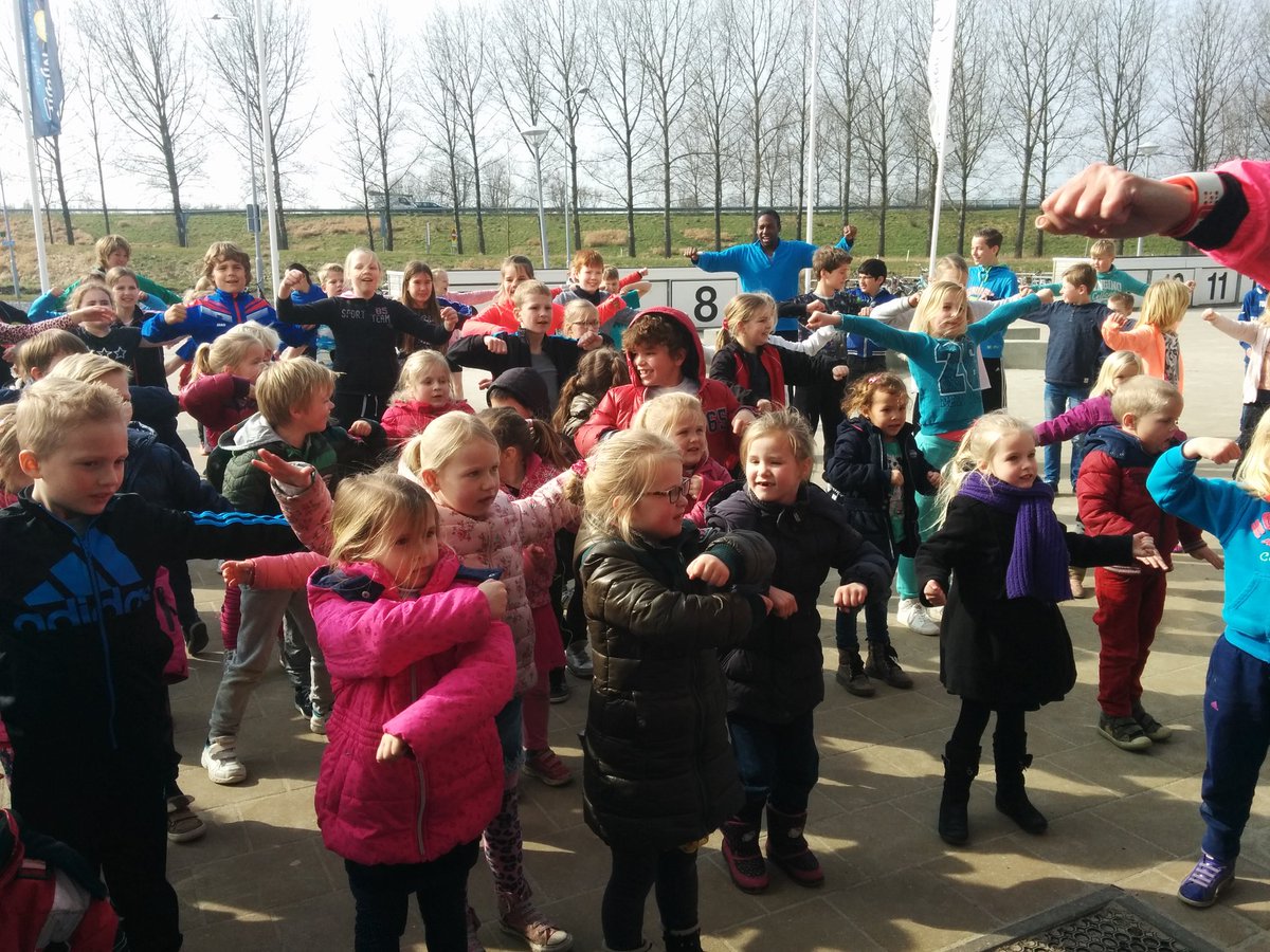 cbsnijdjip's tweet photo. Wij trainen ook voor de @MerenloopGrou. Warming up met de hele school en hierna in groepjes! @GezondeSchoolNL https://t.co/ZKJMdg6Riw