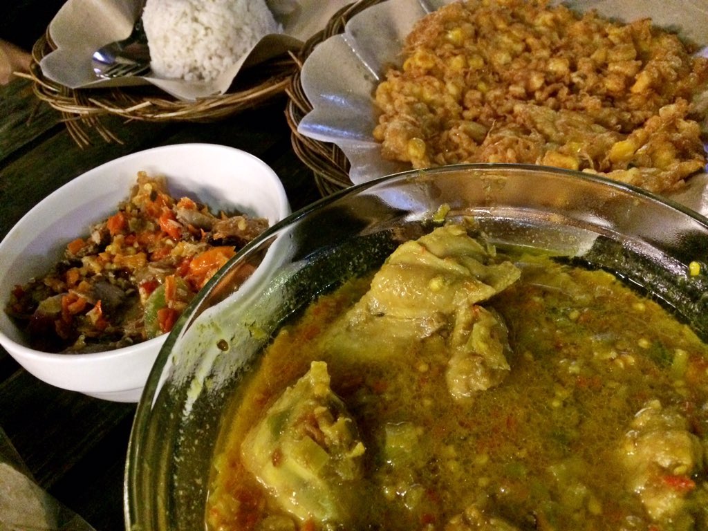 moammaremka's tweet photo. Ayam bumbu kampung, cakalang rabe, perkedel jagung-telur khas @WarungMakang #kulinerkamis 😊😍😊 https://t.co/hEpSGZ7kgp