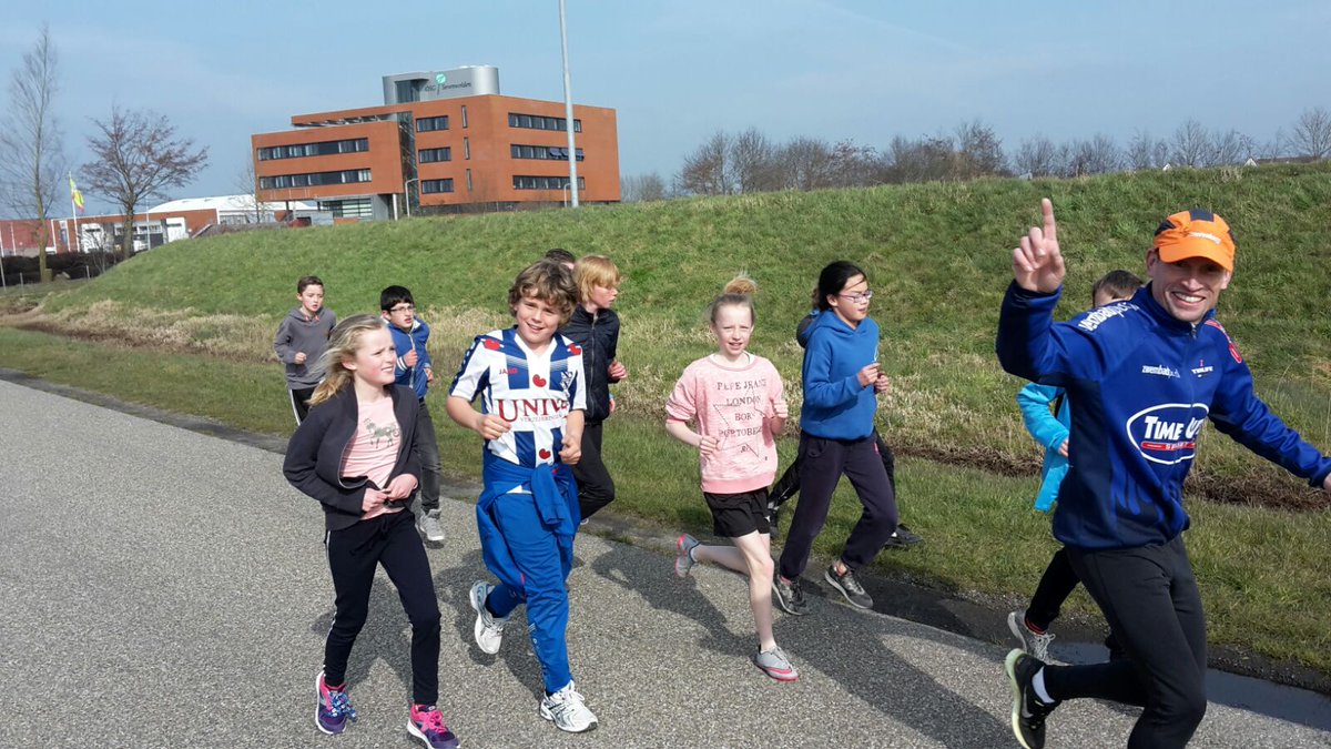 cbsnijdjip's tweet photo. Wij trainen ook voor de @MerenloopGrou. Warming up met de hele school en hierna in groepjes! @GezondeSchoolNL https://t.co/ZKJMdg6Riw