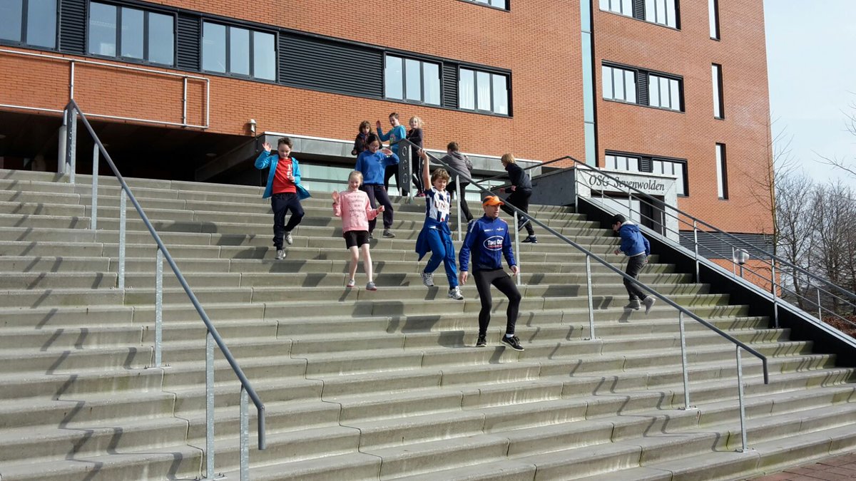 cbsnijdjip's tweet photo. Wij trainen ook voor de @MerenloopGrou. Warming up met de hele school en hierna in groepjes! @GezondeSchoolNL https://t.co/ZKJMdg6Riw