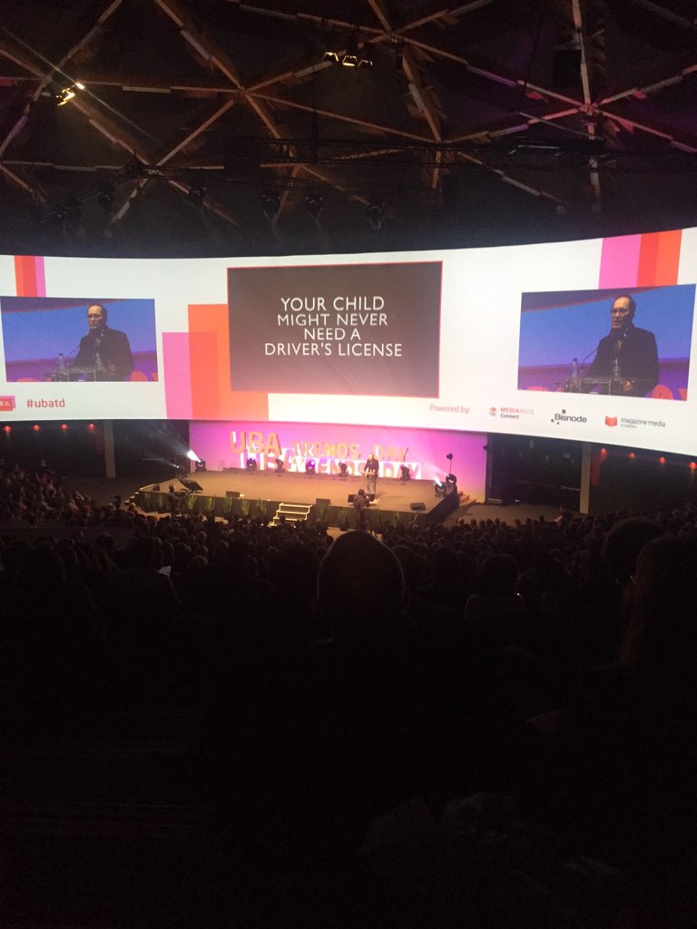 vincentdh's tweet photo. 292 slides in 45 minutes. Impressive performance by @hinssen #ubatd https://t.co/KpwGRxxEi2