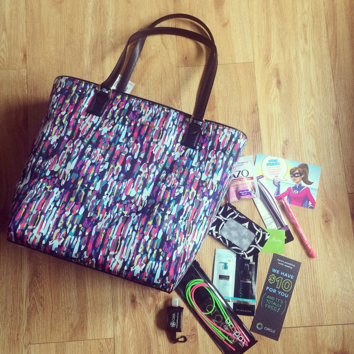 HerCampusWVU's tweet photo. GIVEAWAY TIME!! Who doesn't love free stuff? Vera Bradley bag filled with goodies for spring break! Rules below 💋 https://t.co/3vQ8TPPtyD