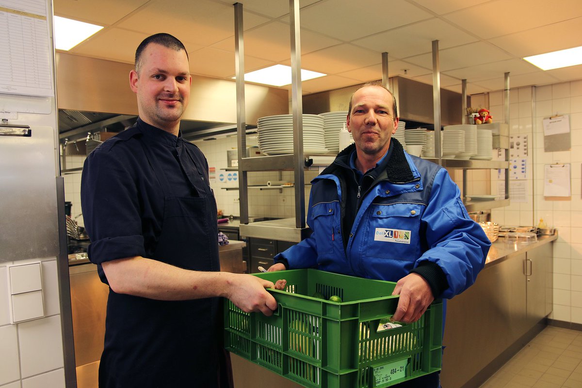 BidfoodNL's tweet photo. Stop 2 #24hpressroom levering @WaldorfAMS @TwittSidneyS. Chef Schutte kan er tegenaan @dance4lifeNL zondag a.s.! https://t.co/VRXXCf5Oq2