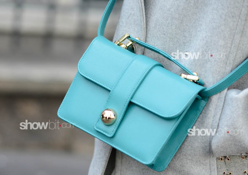 Showbitcom's tweet photo. #JohnGalliano Paris Fall 2016 Street Style https://t.co/ioP3p9fLR4 #StreetStyle #PFW #FW2016 #fashion #showbitcom https://t.co/0u4I9Zgq7Y