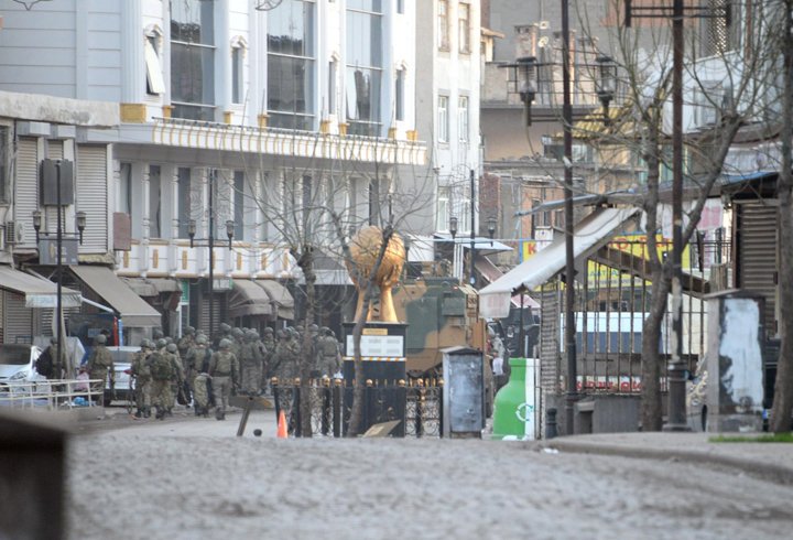 superhaber's tweet image. Sur'da çatışma: 4 PKK'lı öldürüldü buff.ly/1M8W6Ld