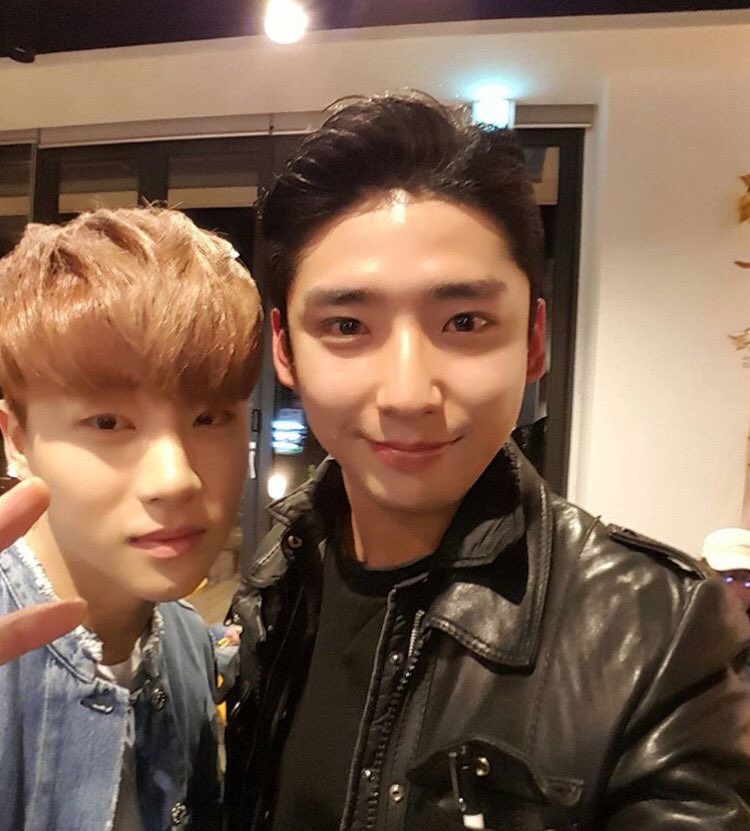 loveBi_com's tweet photo. 진지한 with 지수님 무슨 촬영이야아아아😨💘💘💘 #비아이 #바비 #진환 #iKON (cr. e.jae.h's Instagram) https://t.co/dm61aRCl8N