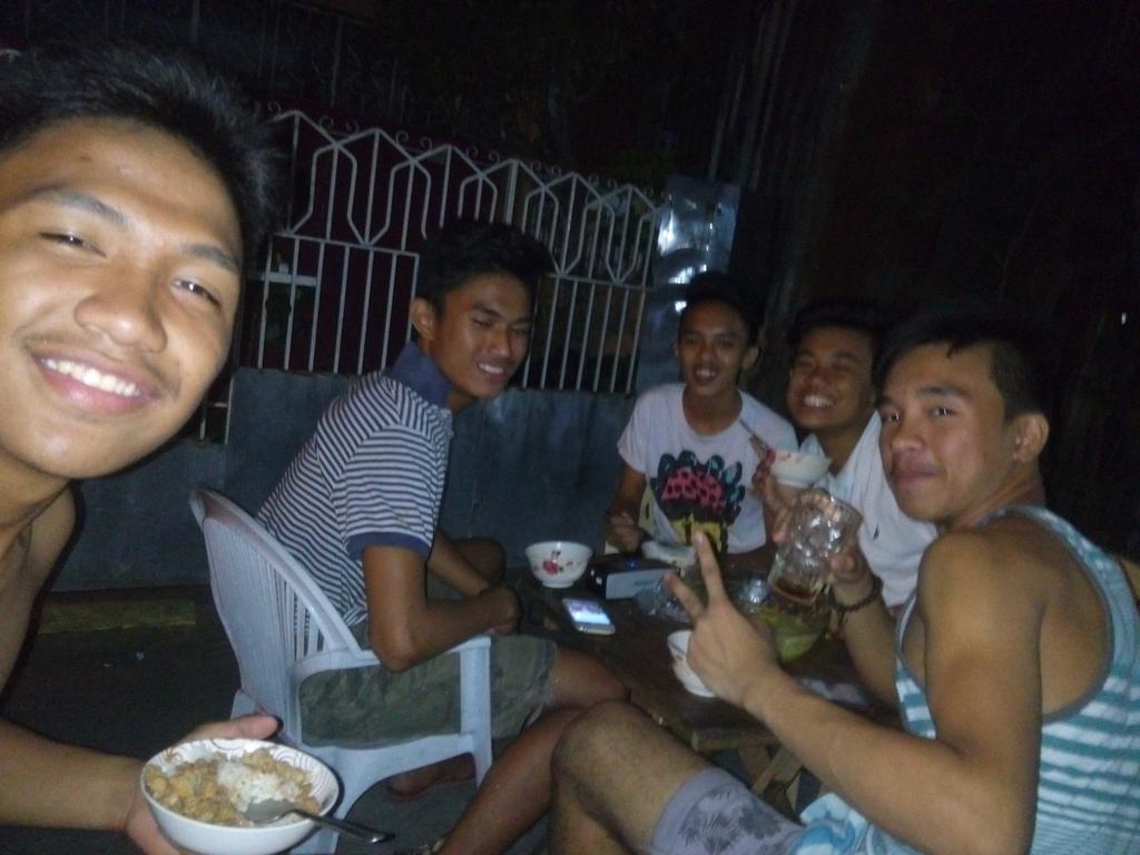 aaronsena_'s tweet photo. Foodtrip with negro pads
#BAMSILOGG
#BODIGA https://t.co/iYPFxpuiEd