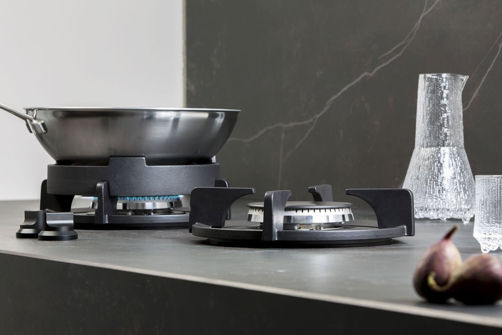 Jetstone voegt twee nieuwe modellen van <a href="/PITTcooking/">PITT cooking NL</a> toe aan de collectie; de Bromo en de Colo.