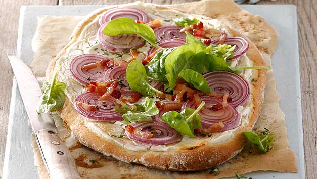 Fabalistacom's tweet photo. Frühling auf dem Teller - hier geht's zum #Rezept für die Zwiebelpizza mit Spinat &amp; Chiliöl https://t.co/TCo62Wyhv7 https://t.co/UCBncC6VJ4