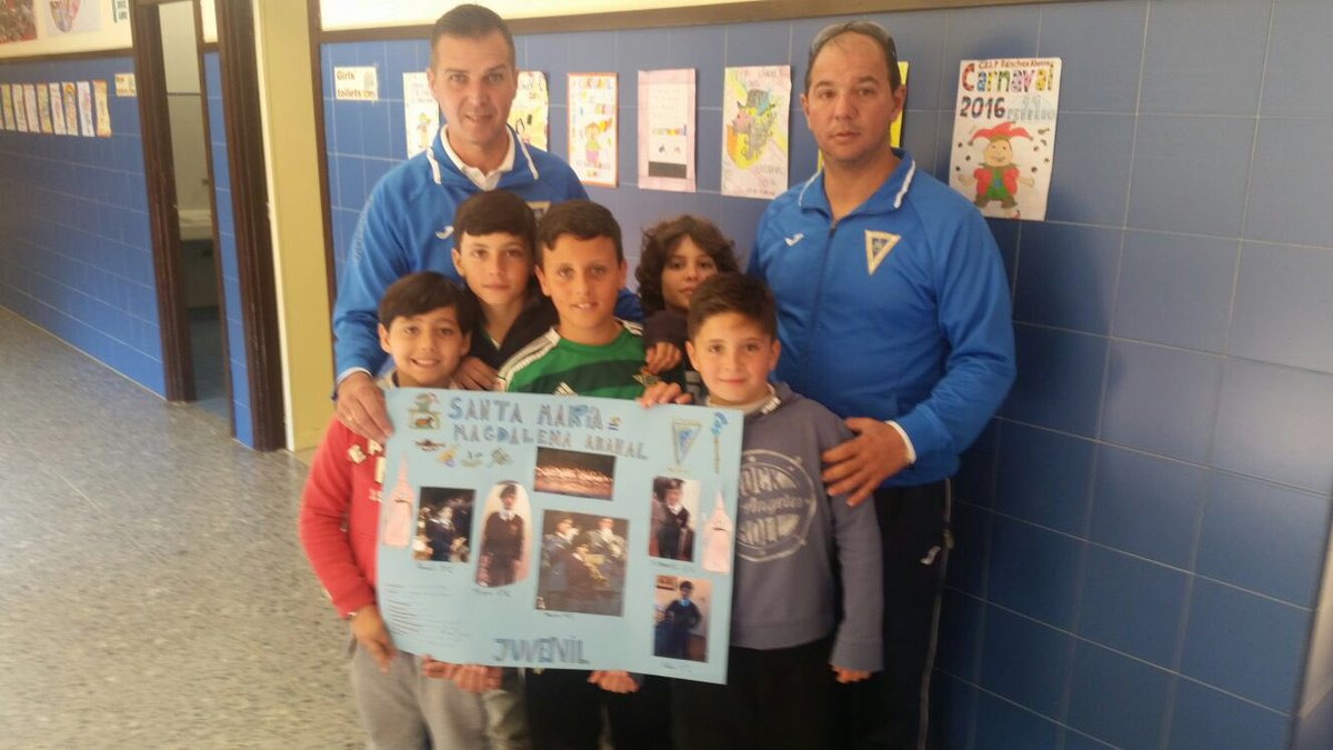 Hoy hemos visitado Radio Paz y en el curso 5C  había niños de nuestra Banda Juvenil.
¡Gracias por vuestro obsequio!