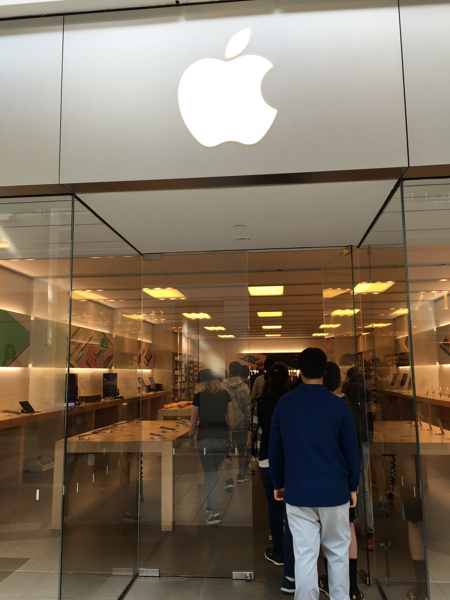 AMMSLions's tweet photo. #AMMSSWAT at the APPLE store! Ready to learn! #customerservice https://t.co/gzdshgorIO